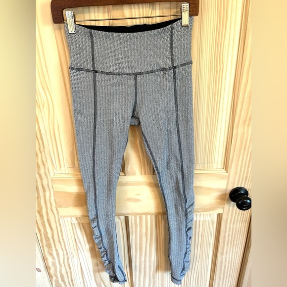 Lululemon Turn Around Tight Heathered Herringbone. Size 4. - Picture 4 of 16